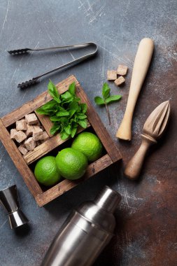 Mojito kokteyl malzemeler ve bar aksesuarları kutusu taş masada. Üstten görünüm