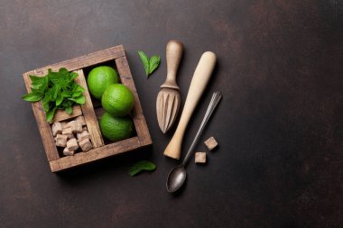 Mojito kokteyl malzemeler ve bar aksesuarları kutusu taş masada. Kopya alanı ile üstten görünüm