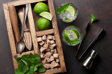 Ahşap masa Mojito kokteyl ve malzemeler ve bar aksesuarları kutu. Üstten görünüm