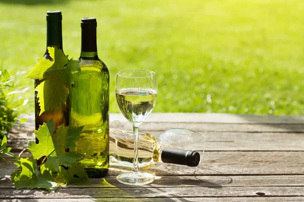 Ahşap Masa Üzerinde Beyaz Şarap Şişeleri Açık Natürmort Senin Metin — Stok fotoğraf