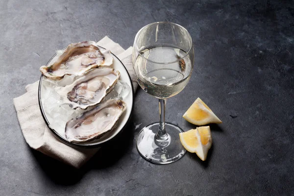 Ostras Abertas Gelo Limão Vinho Branco Mesa Pedra Foco Seletivo — Fotografia de Stock