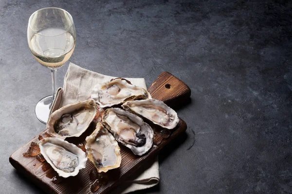 Öppnade Ostron Ombord Och Vitt Vin Stenbord Med Kopia Utrymme — Stockfoto