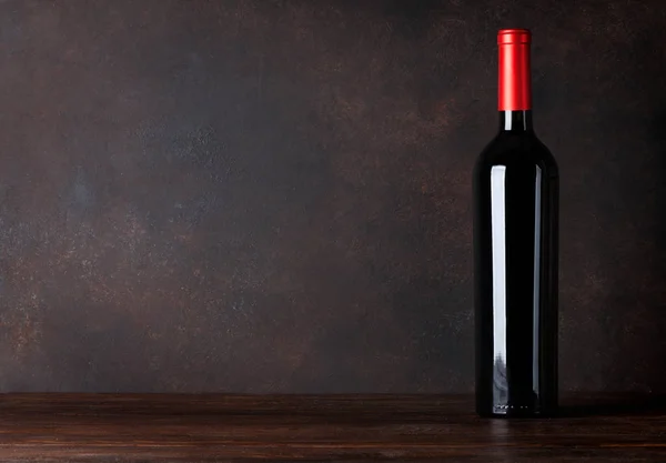 Garrafa Vinho Tinto Frente Parede Quadro Negro Com Espaço Cópia — Fotografia de Stock