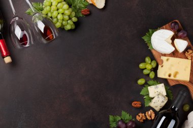 Şarap, üzüm, fındık ve peynir. Metin alanı olan üstten görünüm