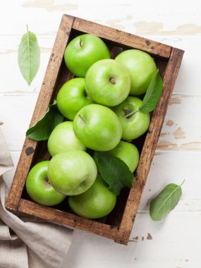 Ahşap kutusunda olgun yeşil elma. Üstten görünüm