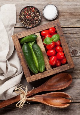 Pişirme malzemeleri. Sebze ve baharat. Üstten görünüm