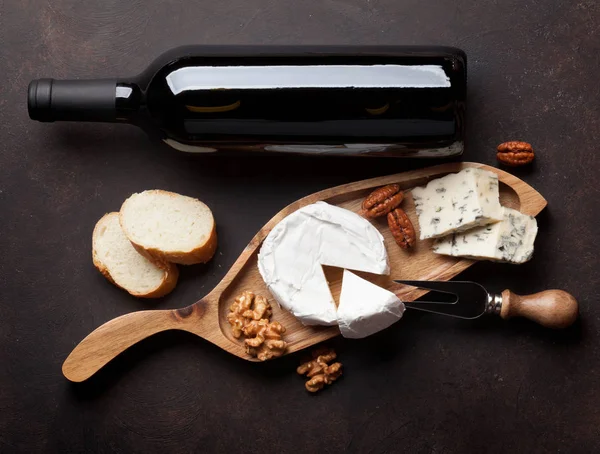 Bottiglia Vino Noci Formaggio Vista Dall Alto — Foto Stock