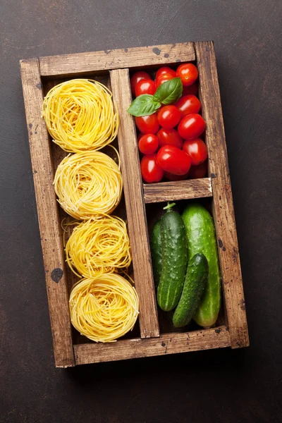 Makarna Malzemeler Domates Fesleğen Salatalık Pişirme Kavramı Üstten Görünüm — Stok fotoğraf