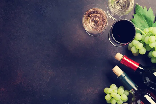 Şarap Şişeleri Üzüm Taş Masada Üstten Görünüm Sizin Metin Için — Stok fotoğraf