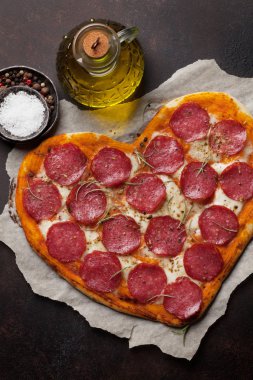 Kalp pepperoni pizza şeklinde. Sevgililer günü tebrik kartı. Üstten Görünüm