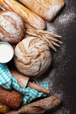 Çeşitli ekmek ve süt blackboard arka plan üzerinde fincan. Üstten Görünüm
