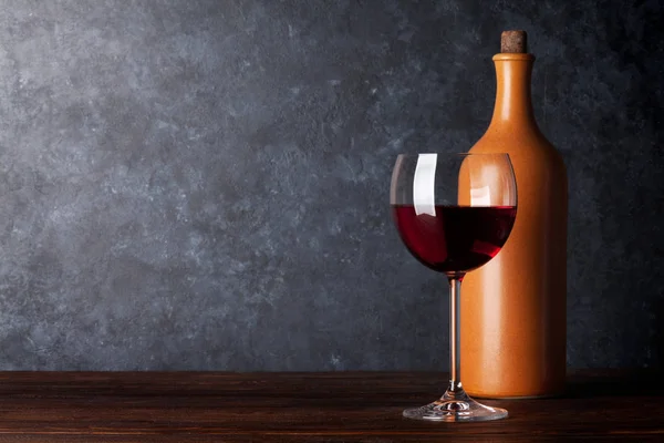 Botella Vino Tinto Vidrio Frente Pared Pizarra Con Espacio Copia —  Fotos de Stock