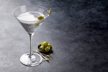 Martini kokteyl koyu taş masanın üstünde. Senin metin için ile yer
