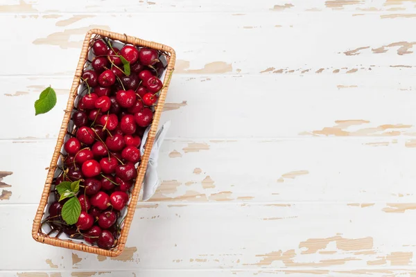 Cerises Fraîches Été Boîte Sur Fond Blanc Bois Vue Dessus — Photo