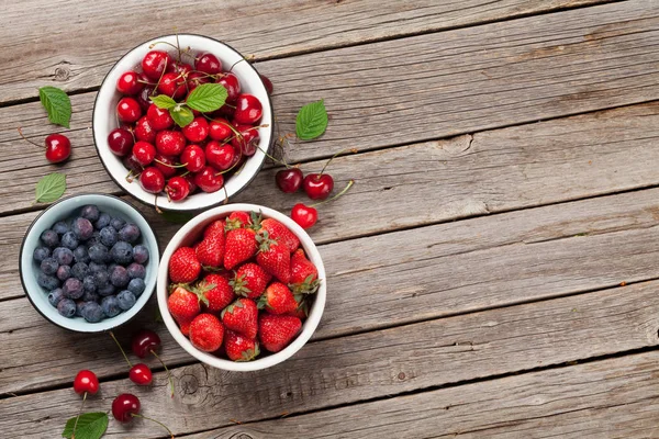 Frische Sommerbeeren Kirschen Blaubeeren Erdbeeren Schalen Ansicht Von Oben Mit — Stockfoto