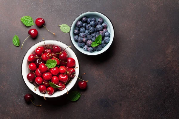 Des Baies Fraîches Cerises Bleuets Dans Des Bols Vue Dessus — Photo