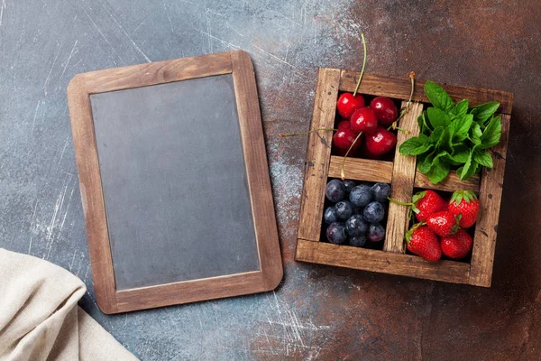 Frische Sommerbeeren Box Kirschen Blaubeeren Erdbeeren Und Minze Ansicht Von — Stockfoto