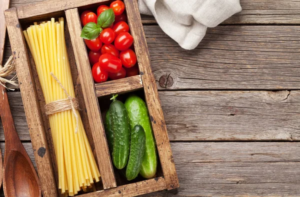 Pasta Ingredientes Tomates Albahaca Pepinos Concepto Cocina Vista Superior Con — Foto de Stock