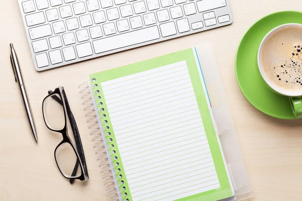 Houten Bureau Met Computer Koffie Benodigdheden Tafelblad Bovenaanzicht Met Ruimte — Stockfoto