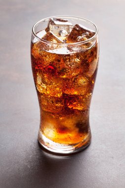 Cola cam buz küpleri ile yakın çekim