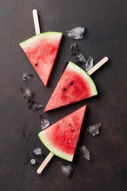Taş zemin üzerine taze karpuz dilimleri. Üstten Görünüm