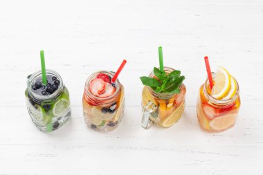 Yaz meyve ve çilek ile taze limonata kavanoz. Senin metin için ile yer