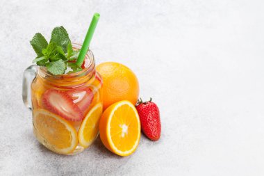 Yaz portakal ve çilek ile taze limonata kavanoz. Senin metin için ile yer