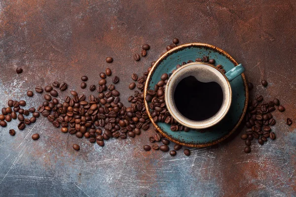 Kaffekopp Med Espresso Och Rostade Bönor Ovanifrån — Stockfoto