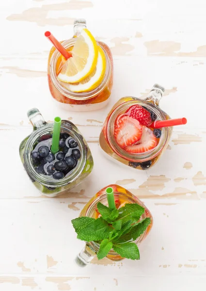 新鲜的柠檬水罐 夏季水果和浆果 顶部视图 — 图库照片