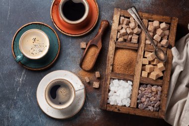 Kahve fincanı ve çeşitli şeker. Üstten görünüm