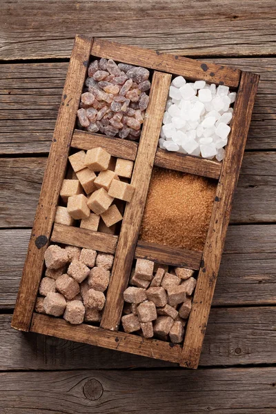 Berbagai Gula Coklat Dan Putih Dalam Kotak Kayu Tampilan Atas — Stok Foto
