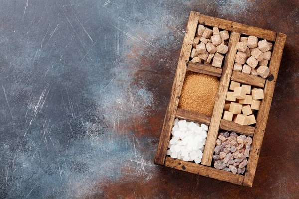 Berbagai Gula Coklat Dan Putih Dalam Kotak Kayu Tampilan Atas — Stok Foto