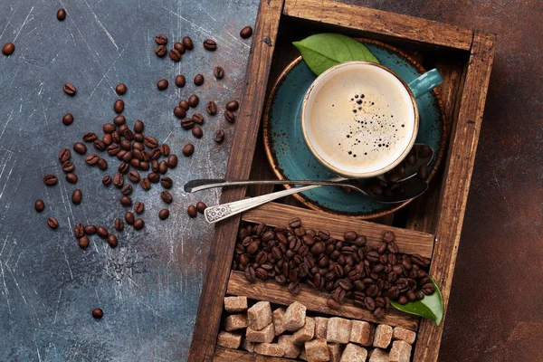 コーヒー カップ 豆の焙煎と黒砂糖 トップ ビュー — ストック写真