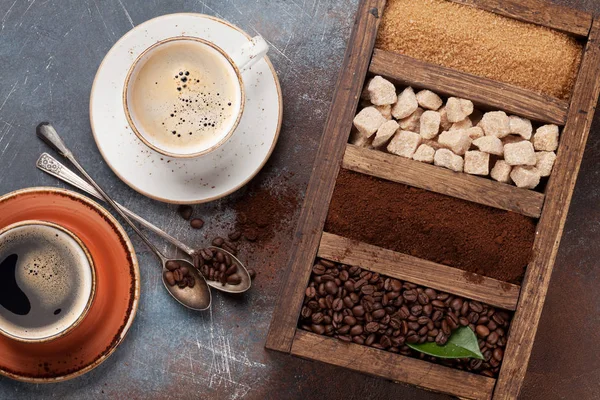 コーヒー カップ 豆の焙煎と黒砂糖 トップ ビュー — ストック写真