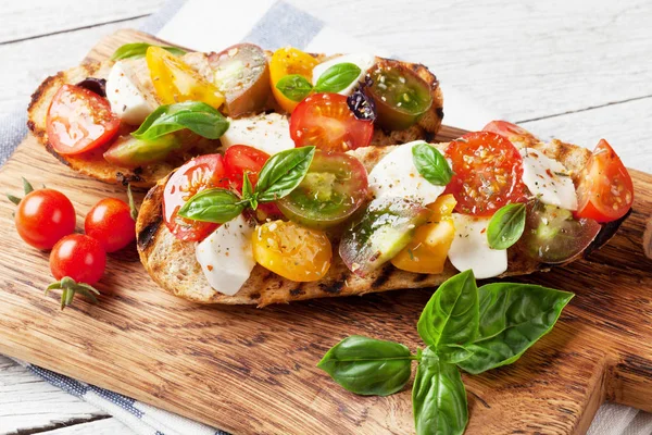 Kirazlı Domates Mozzarella Ahşap Tahtada Fesleğen Caprese Salatası — Stok fotoğraf