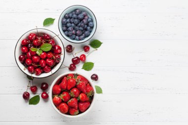 Taze yaz kiraz, böğürtlen ve çilek. Metin alanı olan üstten görünüm