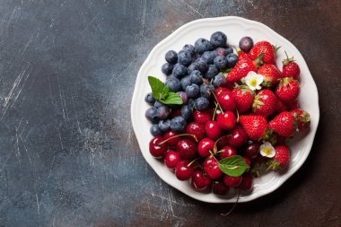 Senin metin için yer ile taze yaz kiraz, böğürtlen ve çilek üst görüntüleme