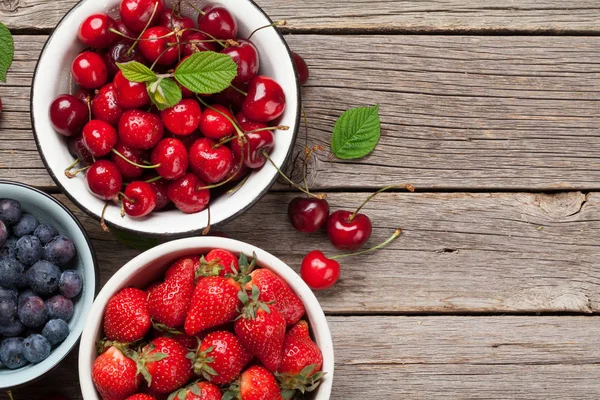 Frische Sommerkirschen Blaubeeren Und Erdbeeren Ansicht Von Oben Mit Platz — Stockfoto