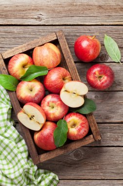 Olgun kırmızı elma kutusunu ahşap masa. Üstten görünüm