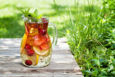 Ev yapımı limonata yaz meyve ve çilek ile. Açık