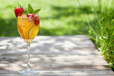 Ev yapımı sangria yaz meyve ve çilek ile. Açık. Senin metin için ile yer