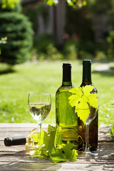 Garrafas Vinho Branco Mesa Madeira Vida Morta Livre Com Espaço — Fotografia de Stock