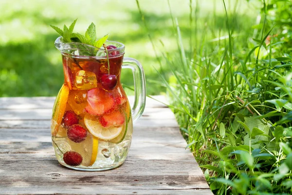 Ev yapımı limonata yaz meyve ve çilek ile. Açık