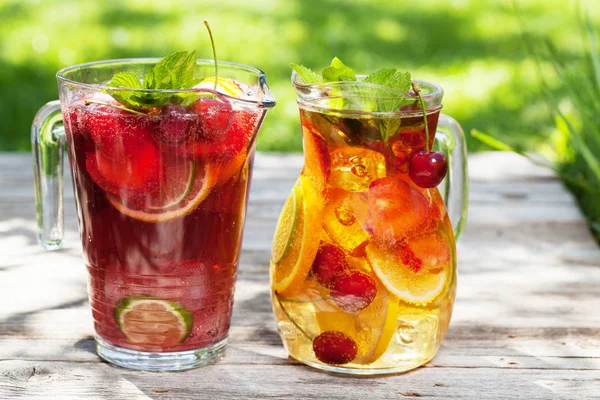 Hemmagjord Sangria Med Sommaren Frukter Och Bär Utomhus — Stockfoto