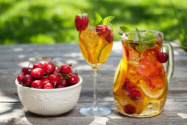 Limonada Casera Con Frutas Bayas Verano Aire Libre Con Espacio — Foto de Stock