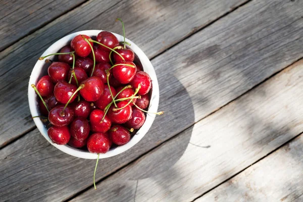 Taze yaz kiraz. Metin alanı olan üstten görünüm
