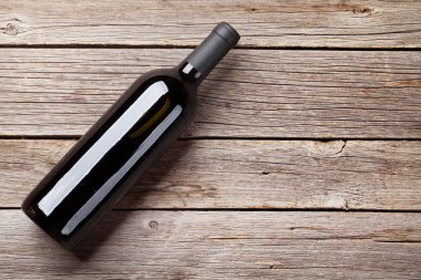 Ahşap masa üzerinde şarap şişesi. Metin için yer ile üstten görünüm