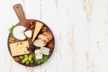 Üzüm ve fındık ile peynir kurulu. Şarap snaks. Metin alanı olan üstten görünüm