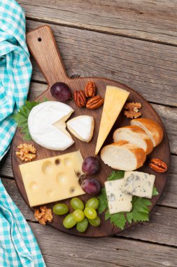 Üzüm ve fındık ile peynir kurulu. Şarap snaks. Üstten görünüm