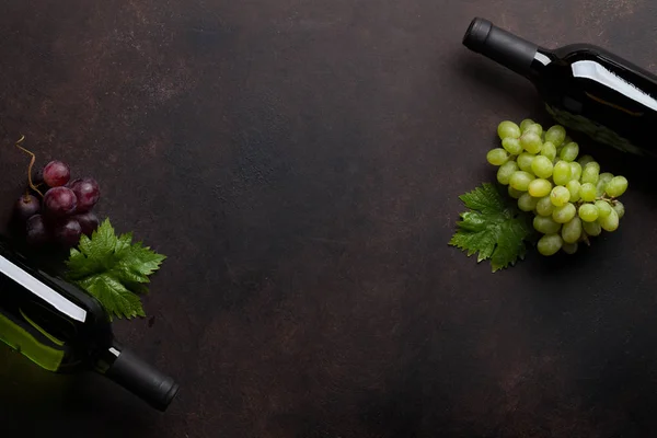 Weinflaschen Und Trauben Ansicht Von Oben Mit Platz Für Ihren — Stockfoto